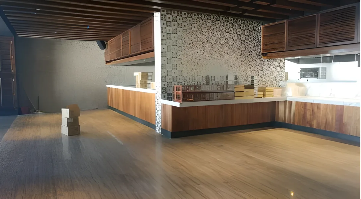 Barra de buffet para hotel en madera de tzalam con celosías y mármol