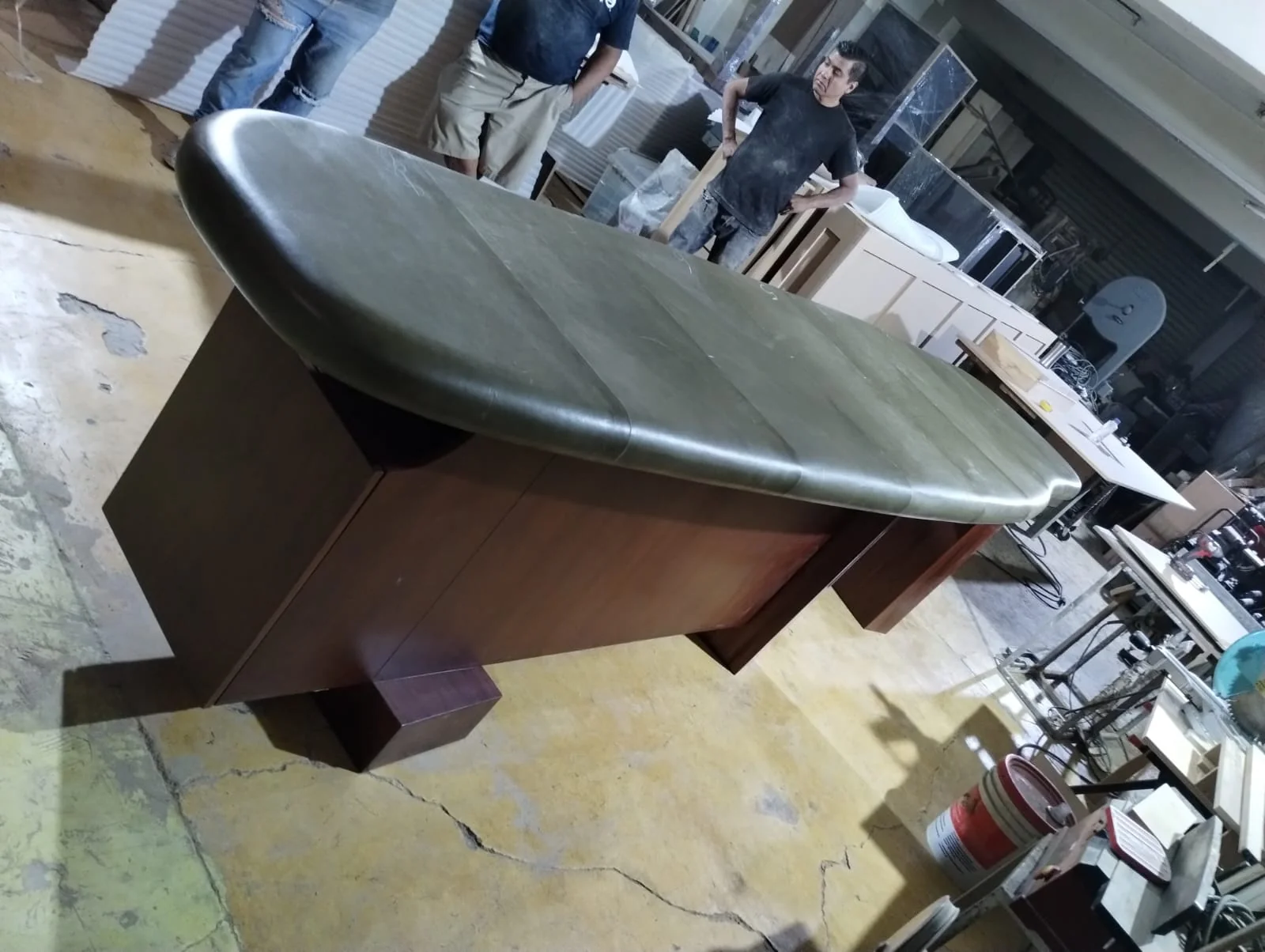 Barra de bar para hotel boutique, madera curvada y detalles en vinipiel verde, mobiliario hospitality