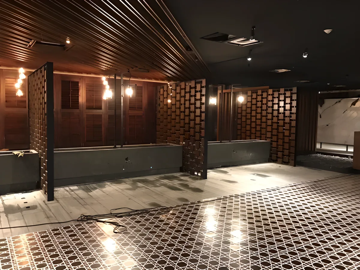 Celosías modulares y paneles tipo persiana en madera oscura