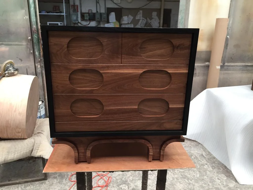 Detalle de cómoda en nogal americano con veta natural y diseño mid-century