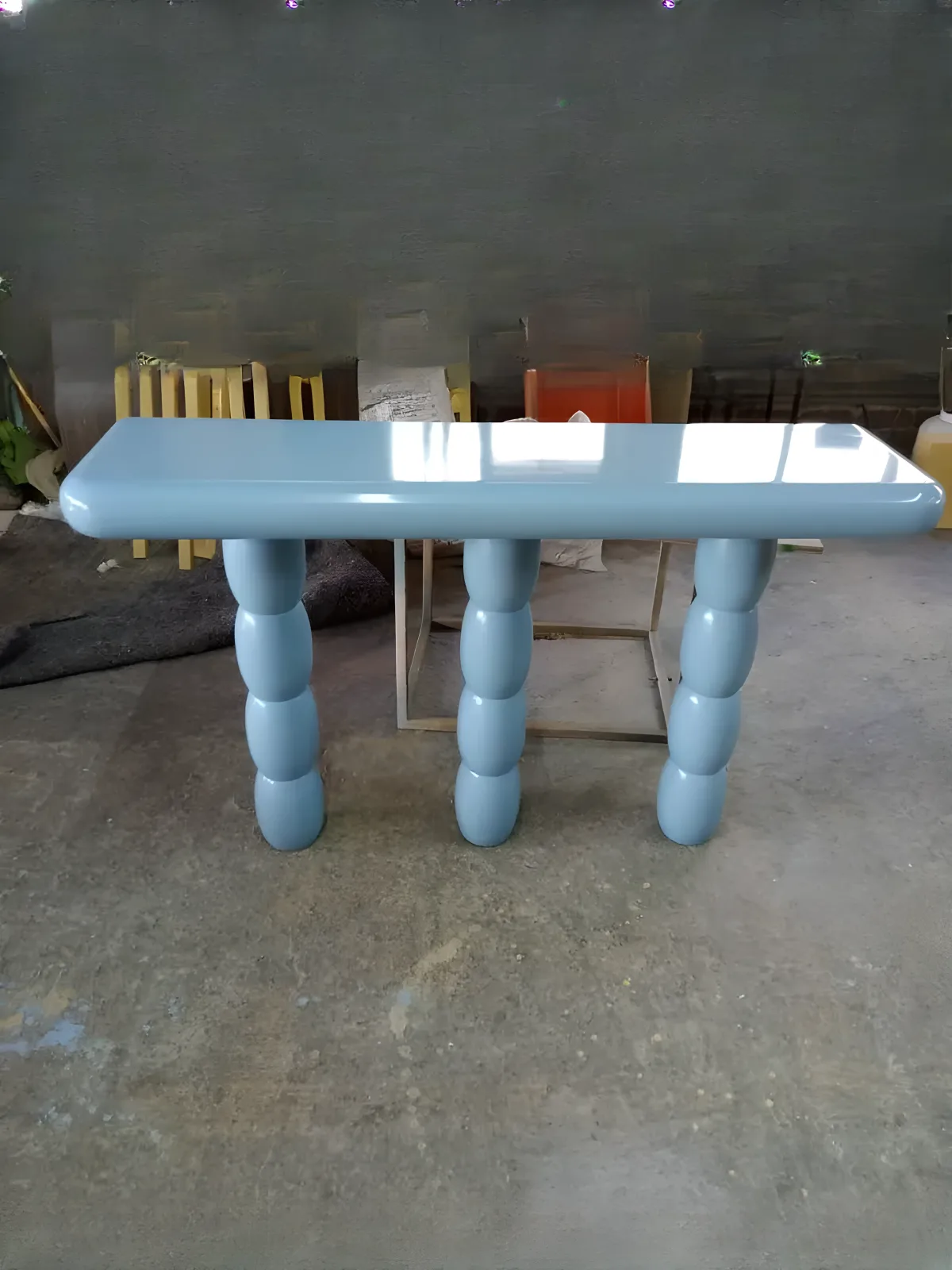 Consola de diseño Bubbly en laca azul brillante con formas curvas