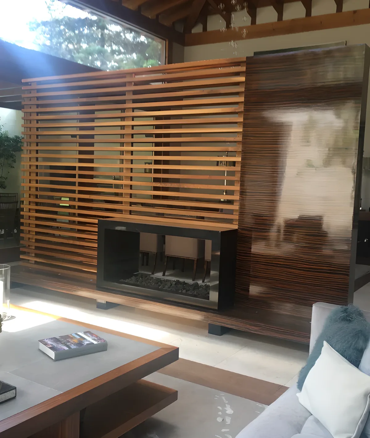 Divisor de ambientes ébano y celosía con chimenea minimalista