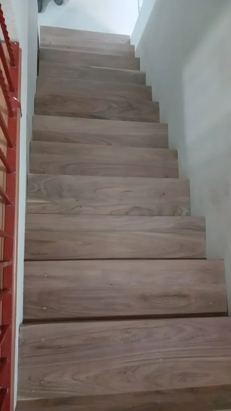 Vista superior de escalera escultural de madera maciza, diseño limpio