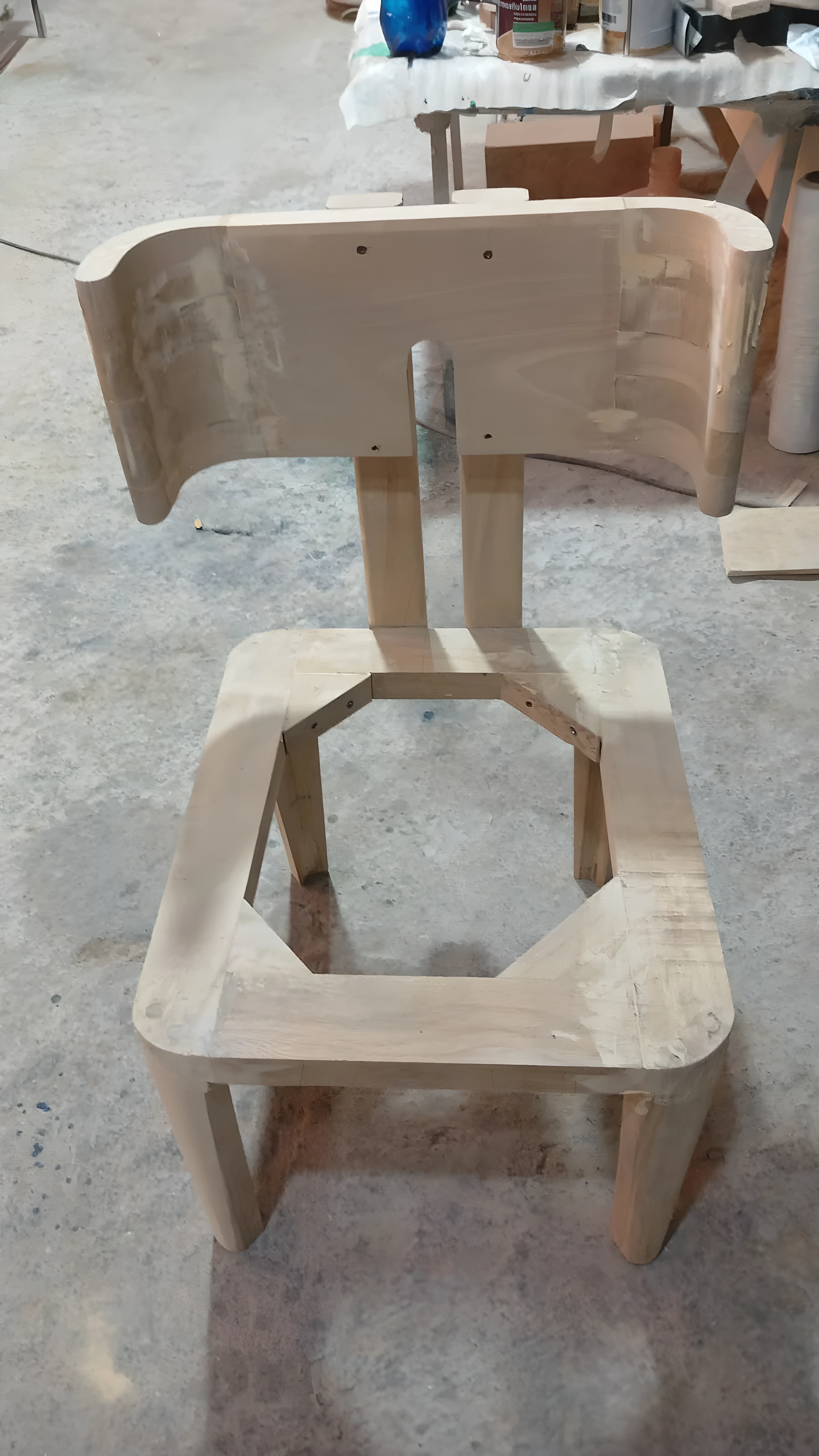 Primer plano de ensamble de madera tipo dovetail en mueble de nogal americano