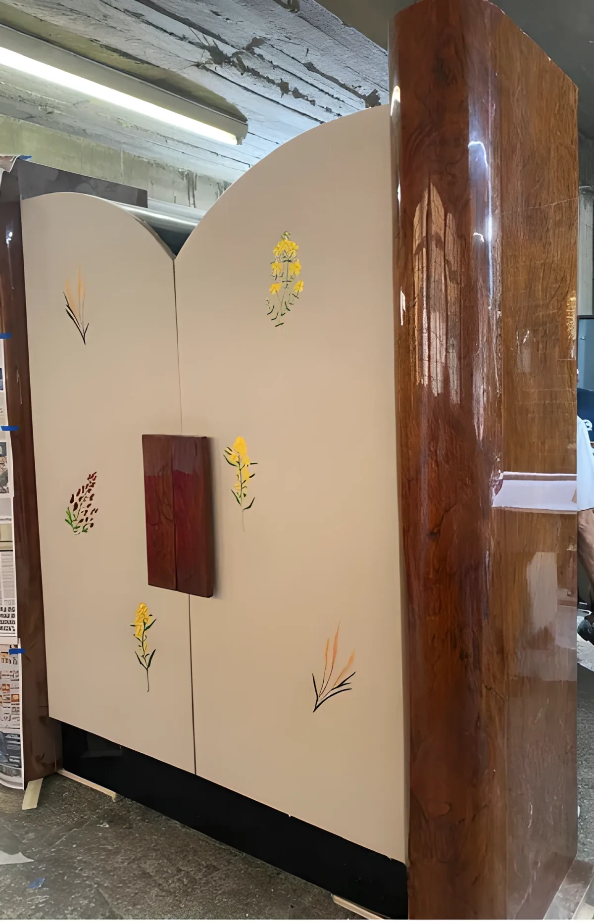 Gabinete Art Decó en San Ángel, chapa de raíz y pergamino hueso