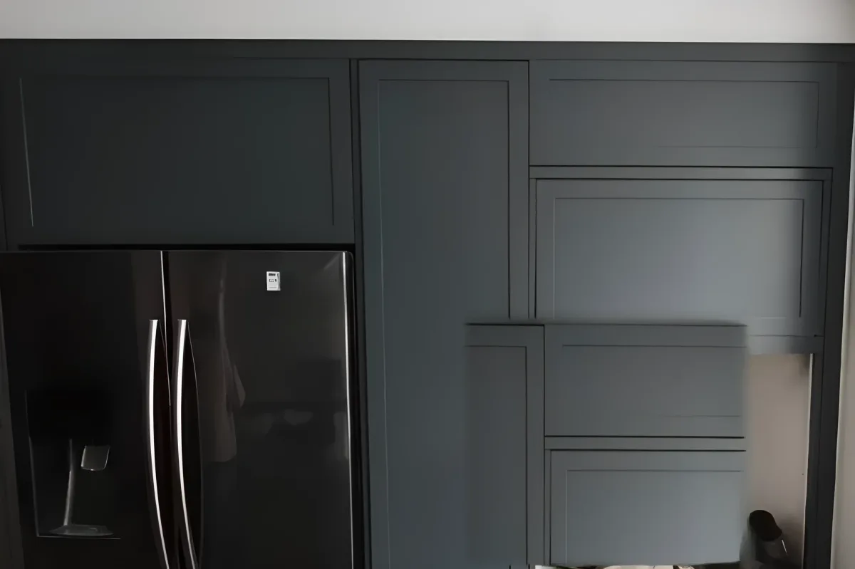 Cocina integral de lujo grado chef en CDMX con gabinetes Shaker en gris grafito mate y cubierta de mármol Calacatta