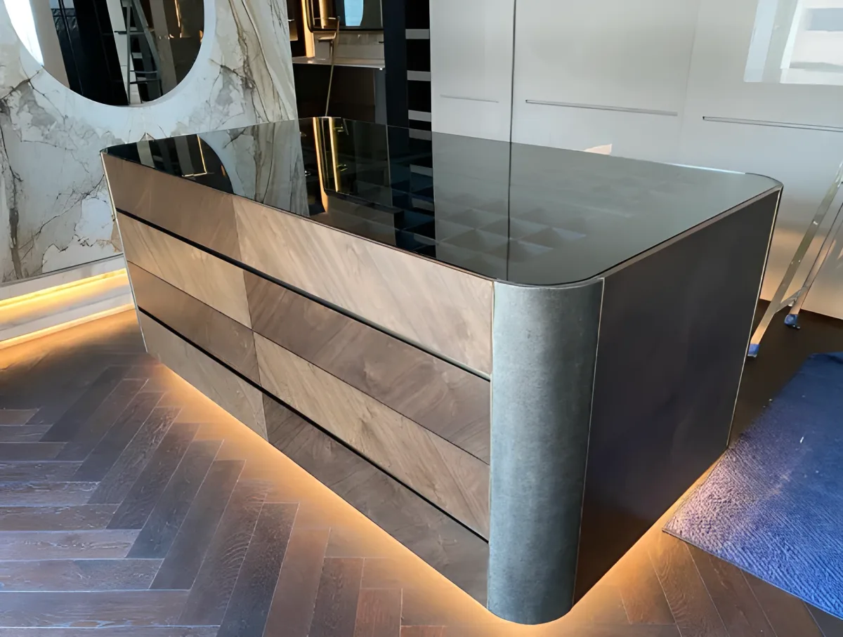 Isla de cocina de lujo con marquetería de diamante y pergamino