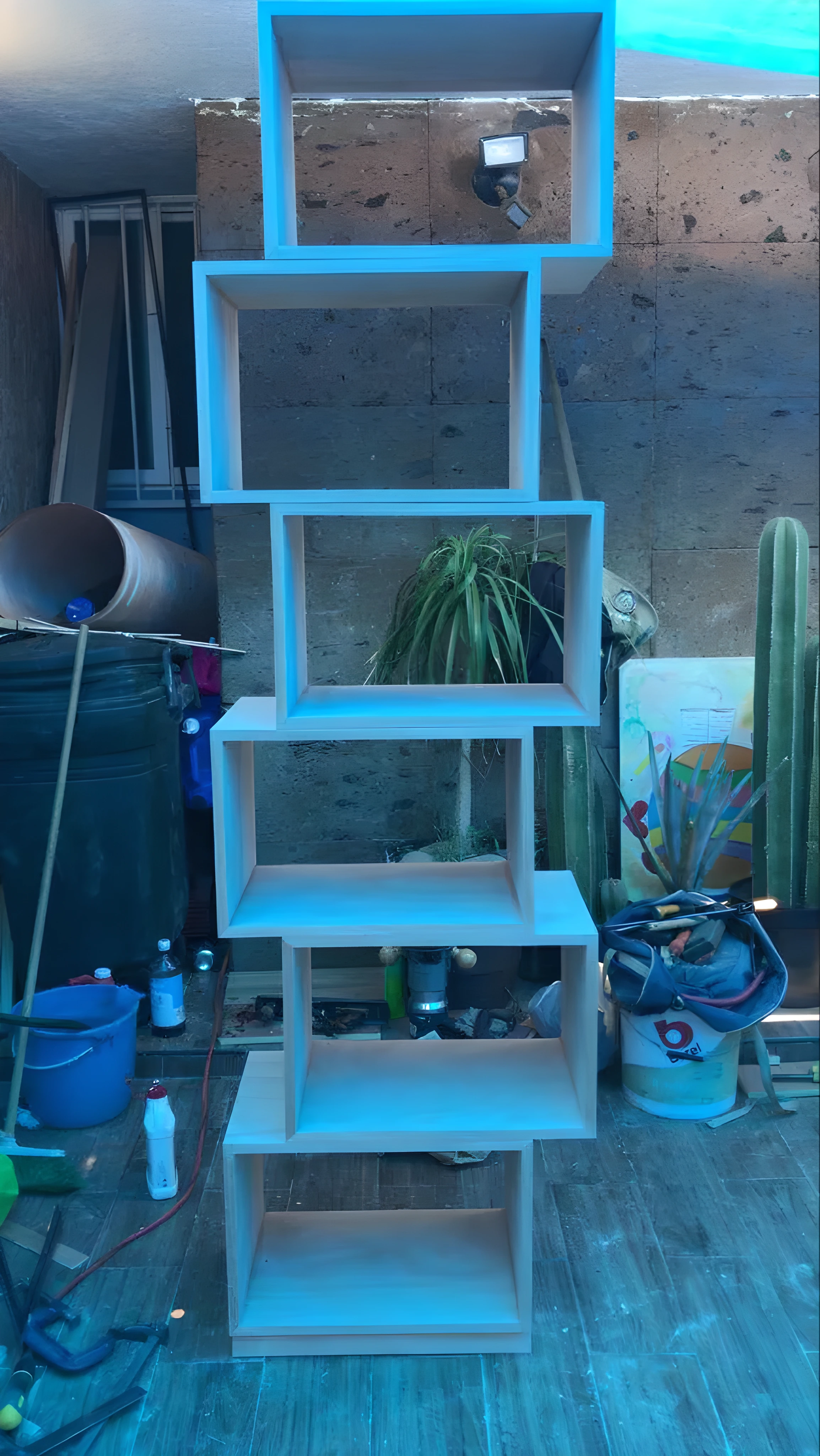 Librero de piso a techo en madera de nogal diseño bespoke en departamento de Polanco