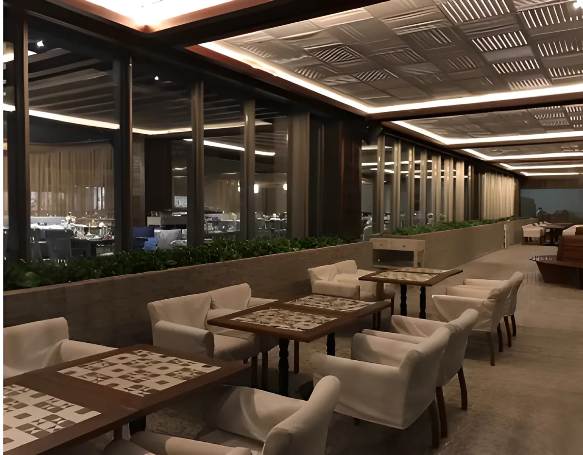 Techo de rejilla de madera con iluminación LED en lounge de hotel