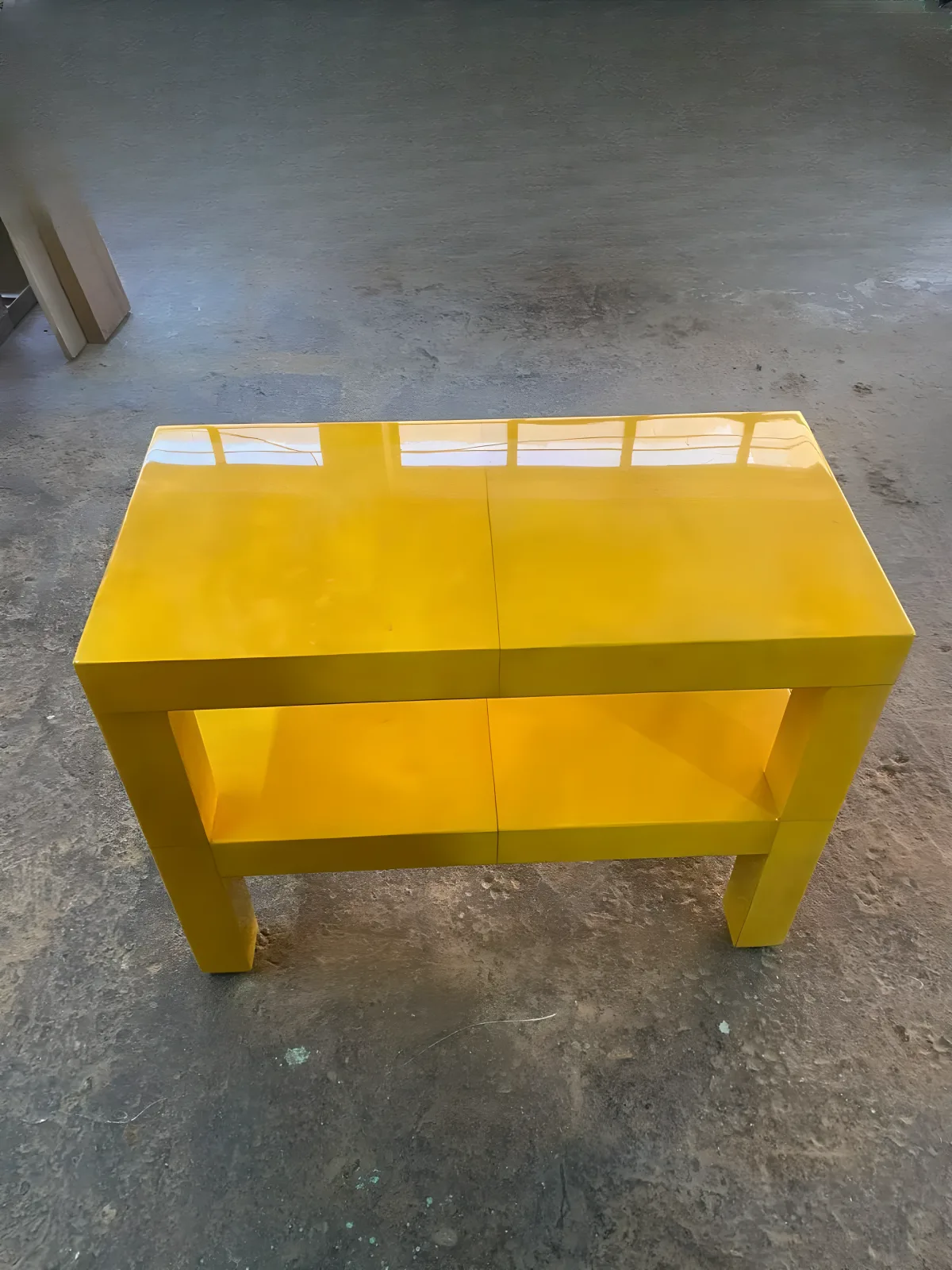 Mesa lateral tipo cubo en laca amarillo brillante, acabado piano