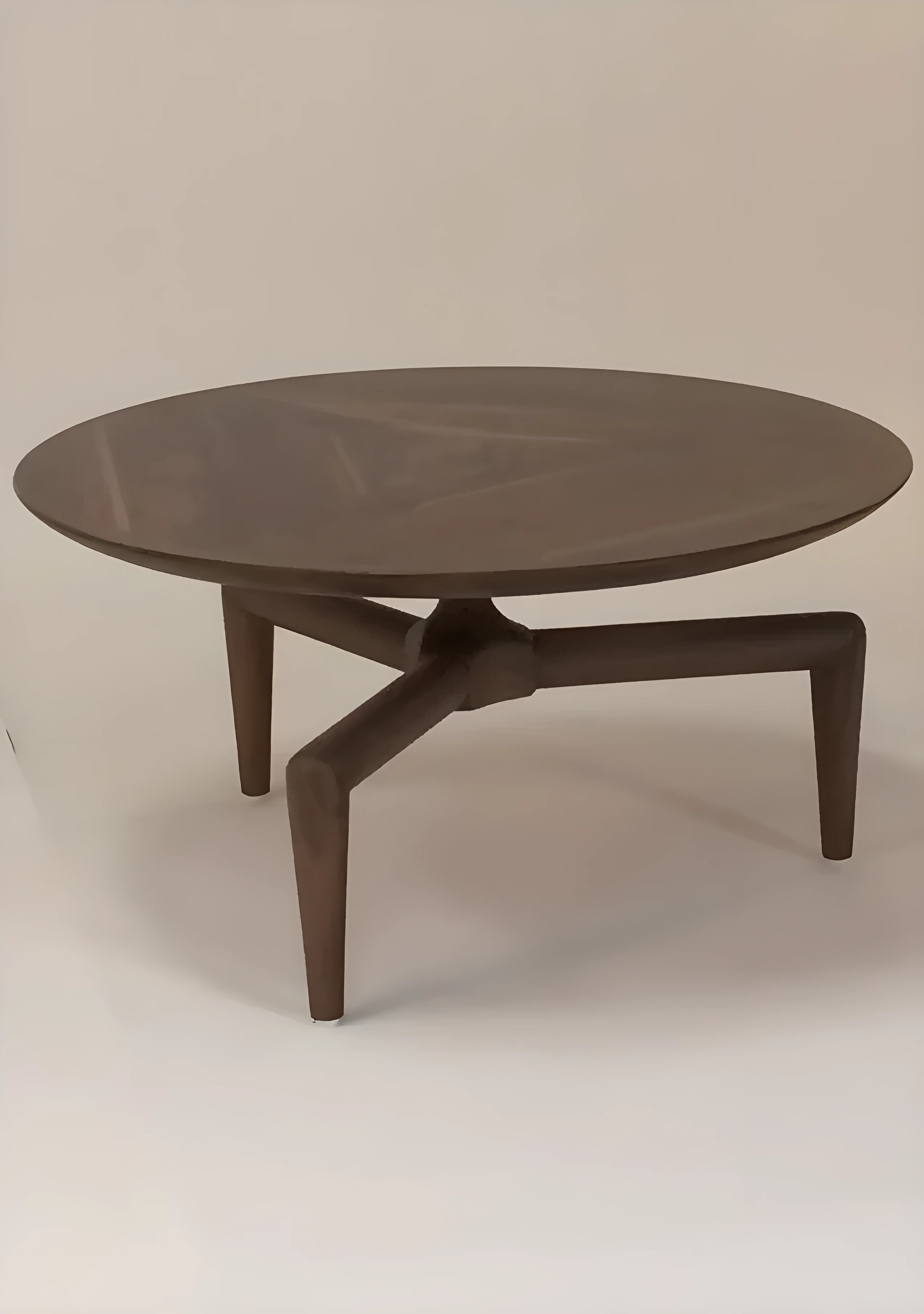 Mesa minimalista en madera fina de tono claro con acabado mate natural
