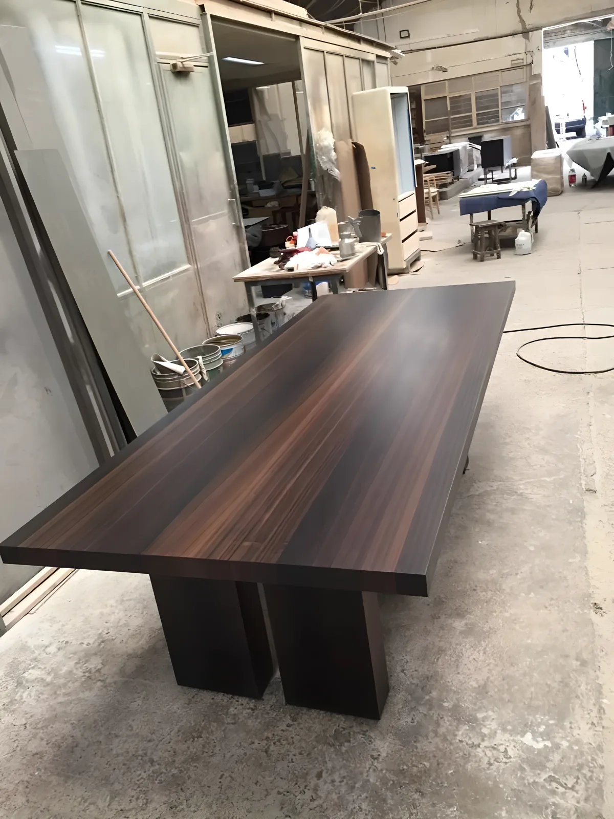 Maestro ebanista detallando mesa de lujo en el taller de alta ebanistería Carpiperg CDMX