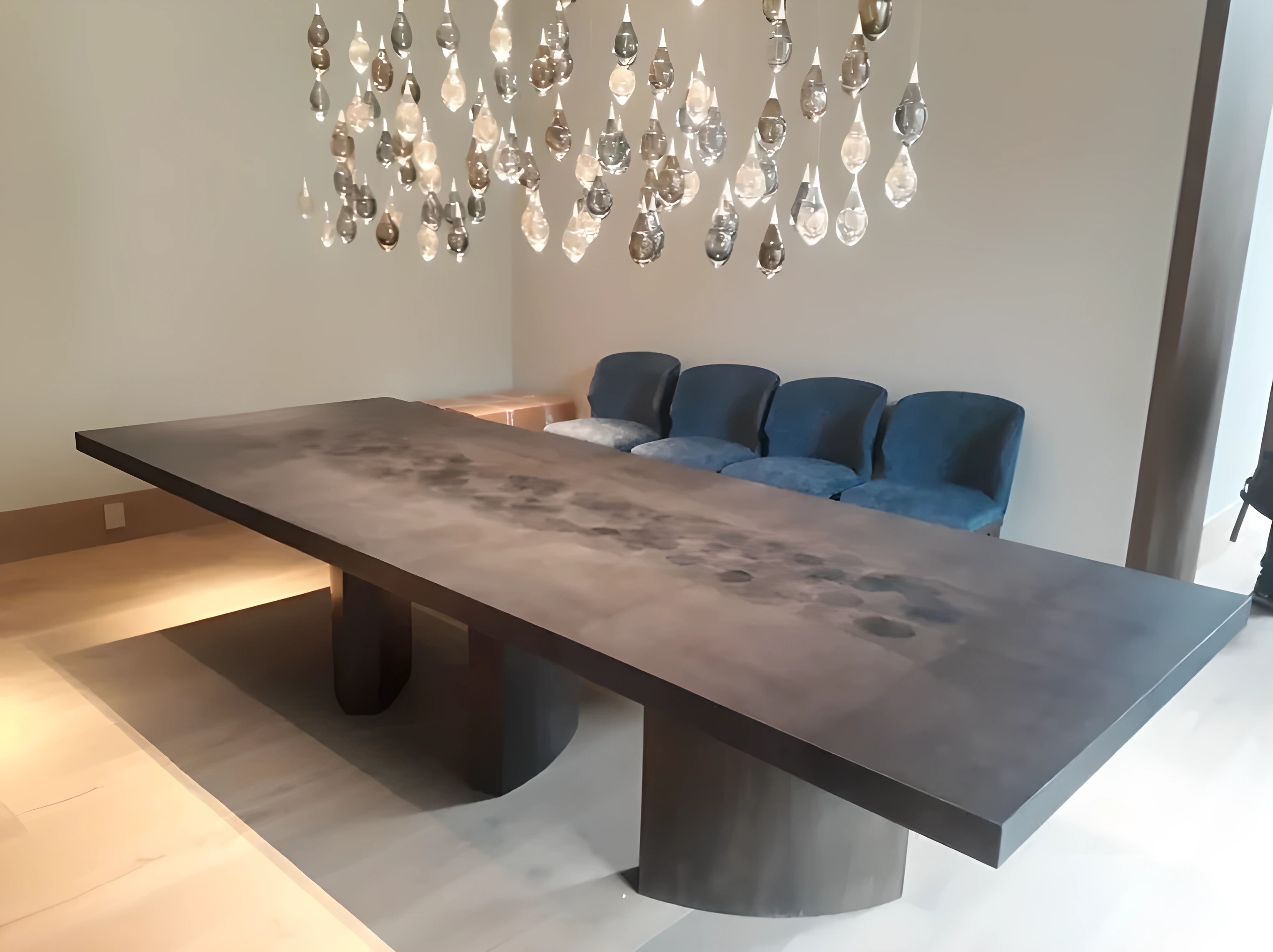 Mesa de conferencia longitudinal con pátina oscura para corporativo de lujo bespoke por Carpiperg
