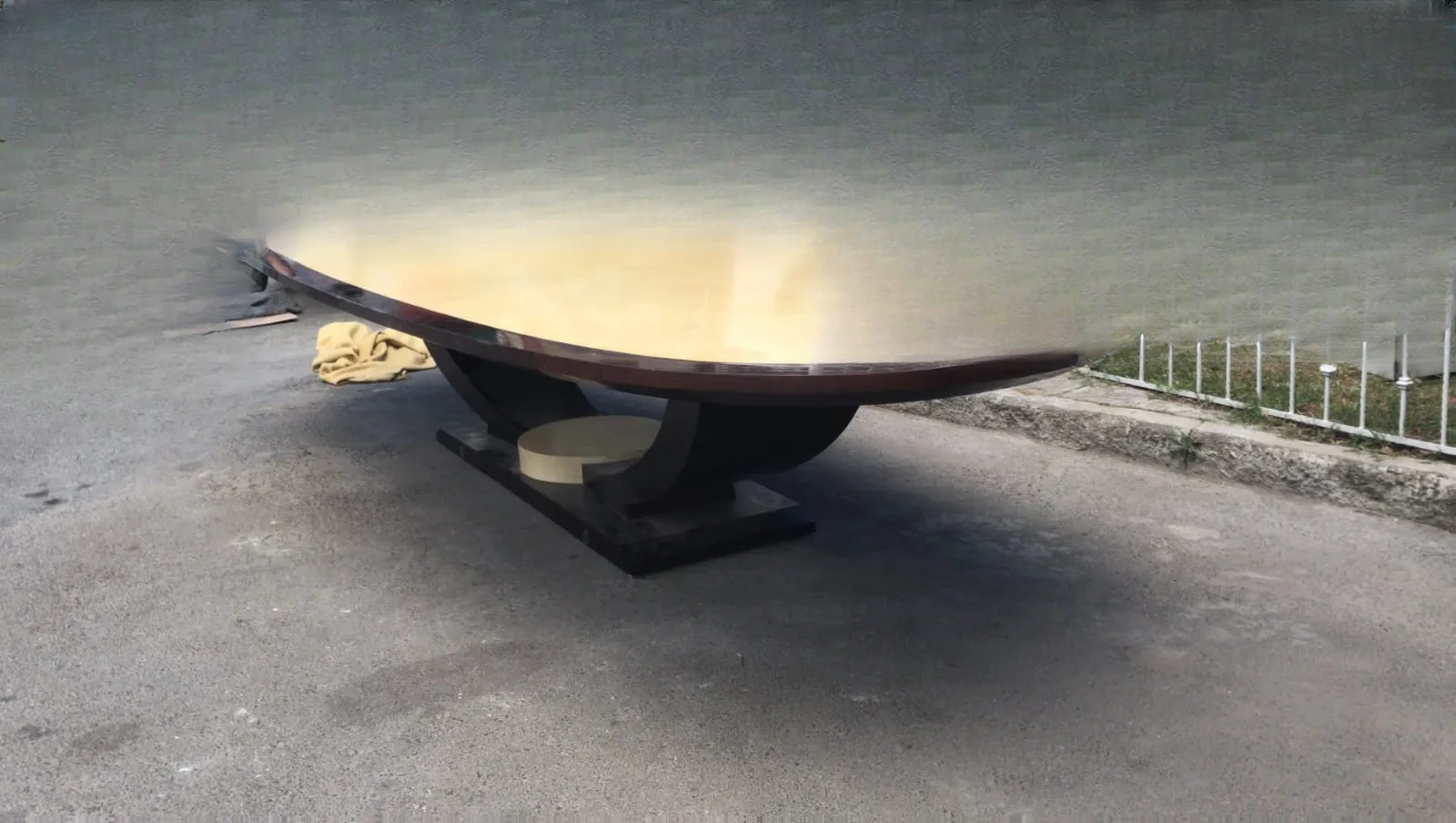 Detalle de borde curvo en mueble revestido de pergamino piel de cabra