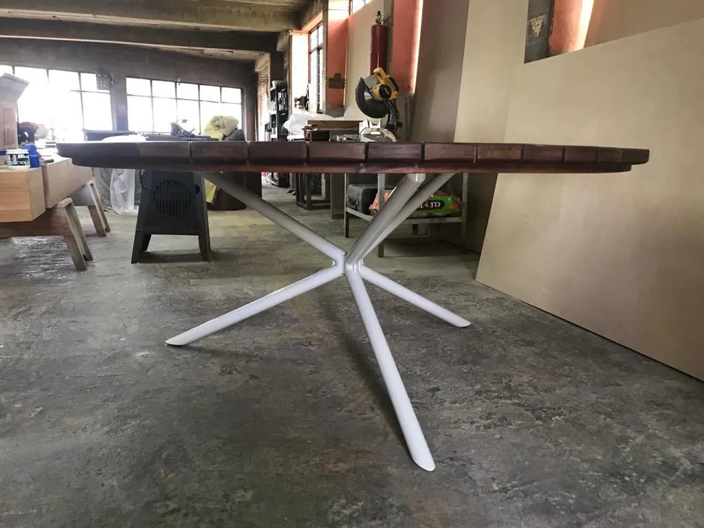 Sillas de exterior fabricadas en madera machiche resistente a clima tropical en terraza de hotel