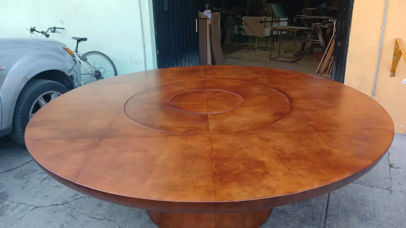 Detalle del centro giratorio (Lazy Susan) perfectamente enrasado al nivel de la superficie de pergamino