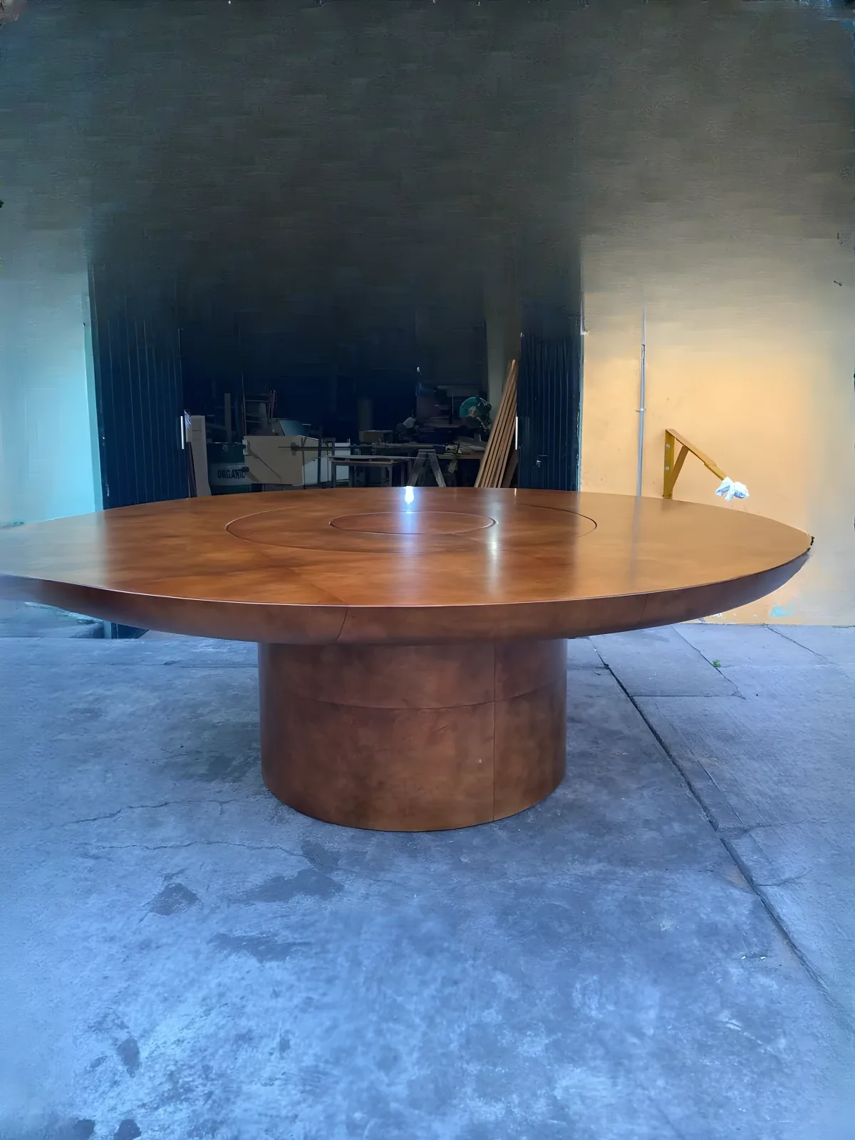 Mesa monumental en pergamino cognac — Journal de Alta Ebanistería Carpiperg