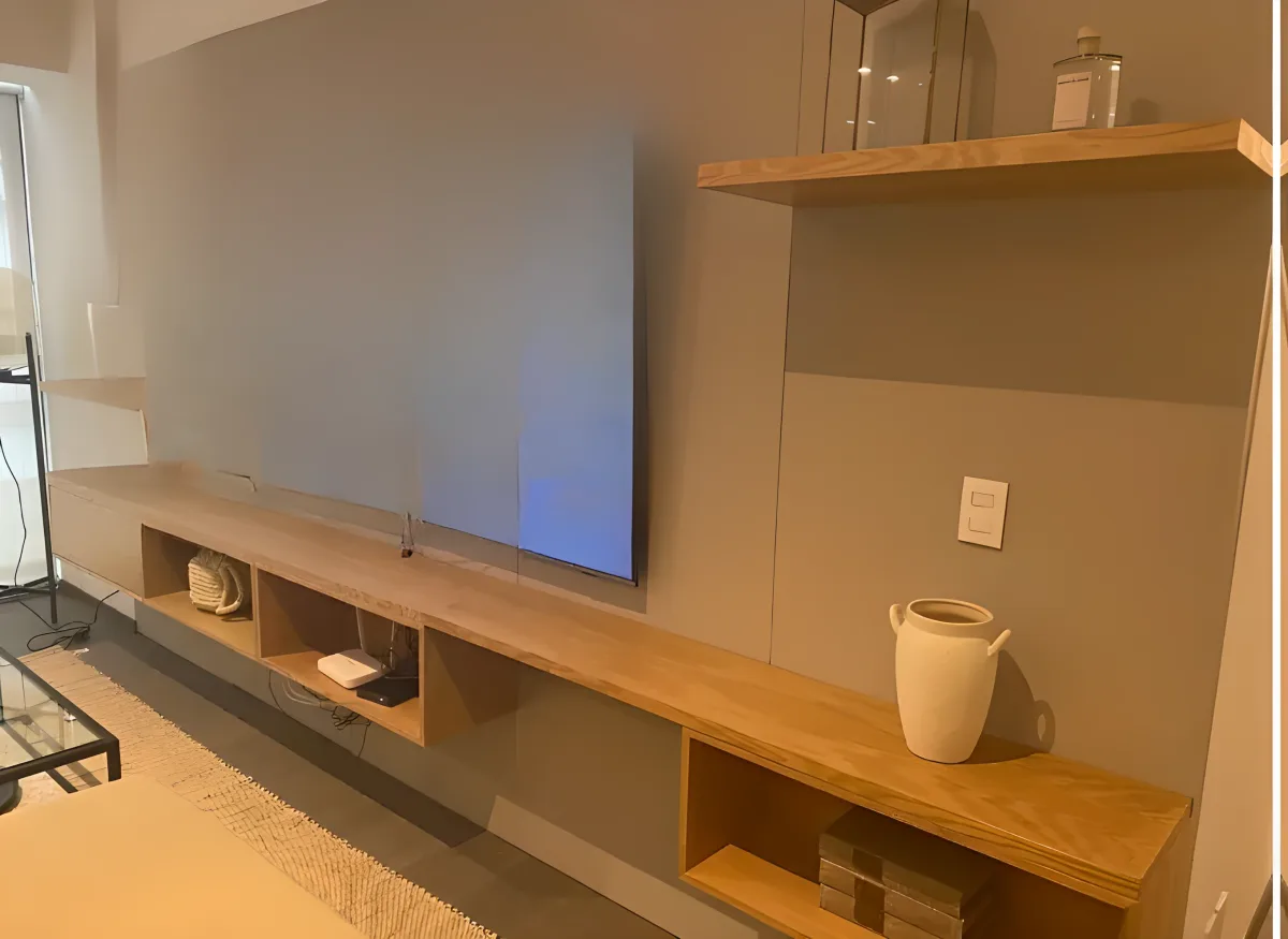 Mueble de TV minimalista en roble claro, diseño escandinavo flotante