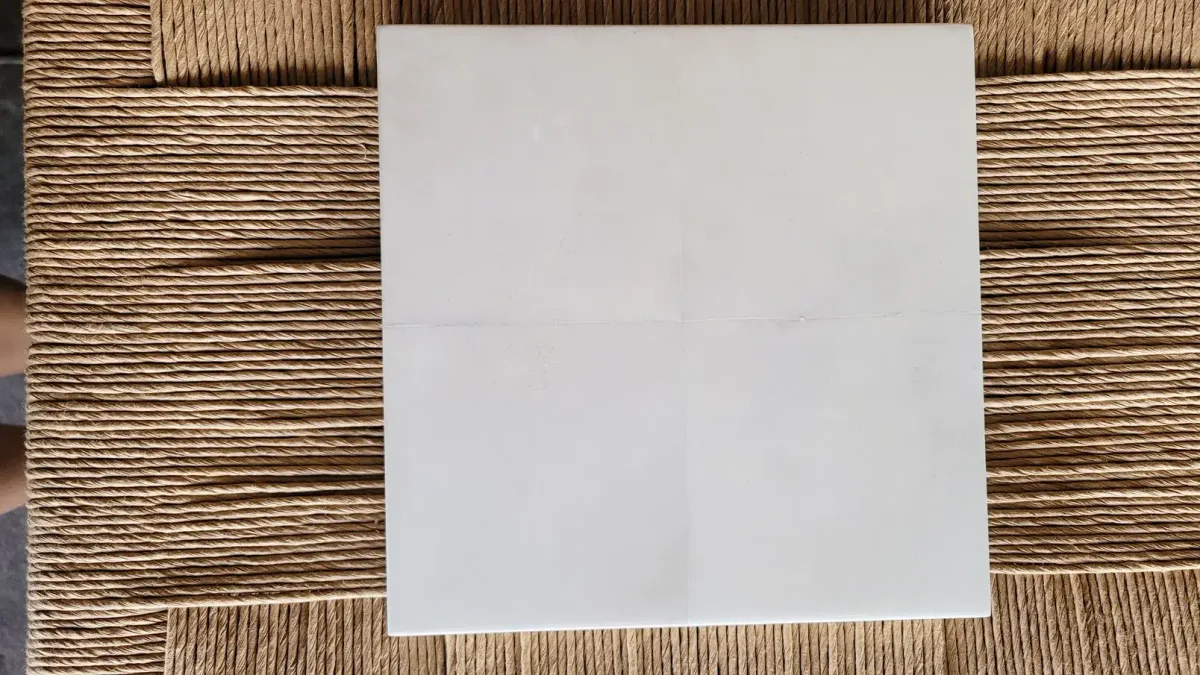 Muestra de pergamino genuino blanco hueso con textura natural