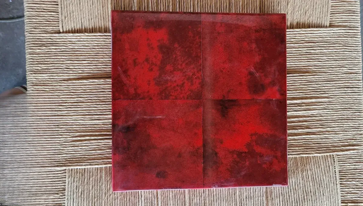 Textura de pergamino rojo rubí intenso con grano natural