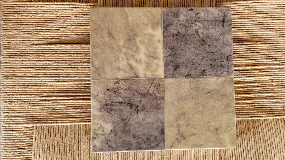 Muestra artística de pergamino violeta y blanco