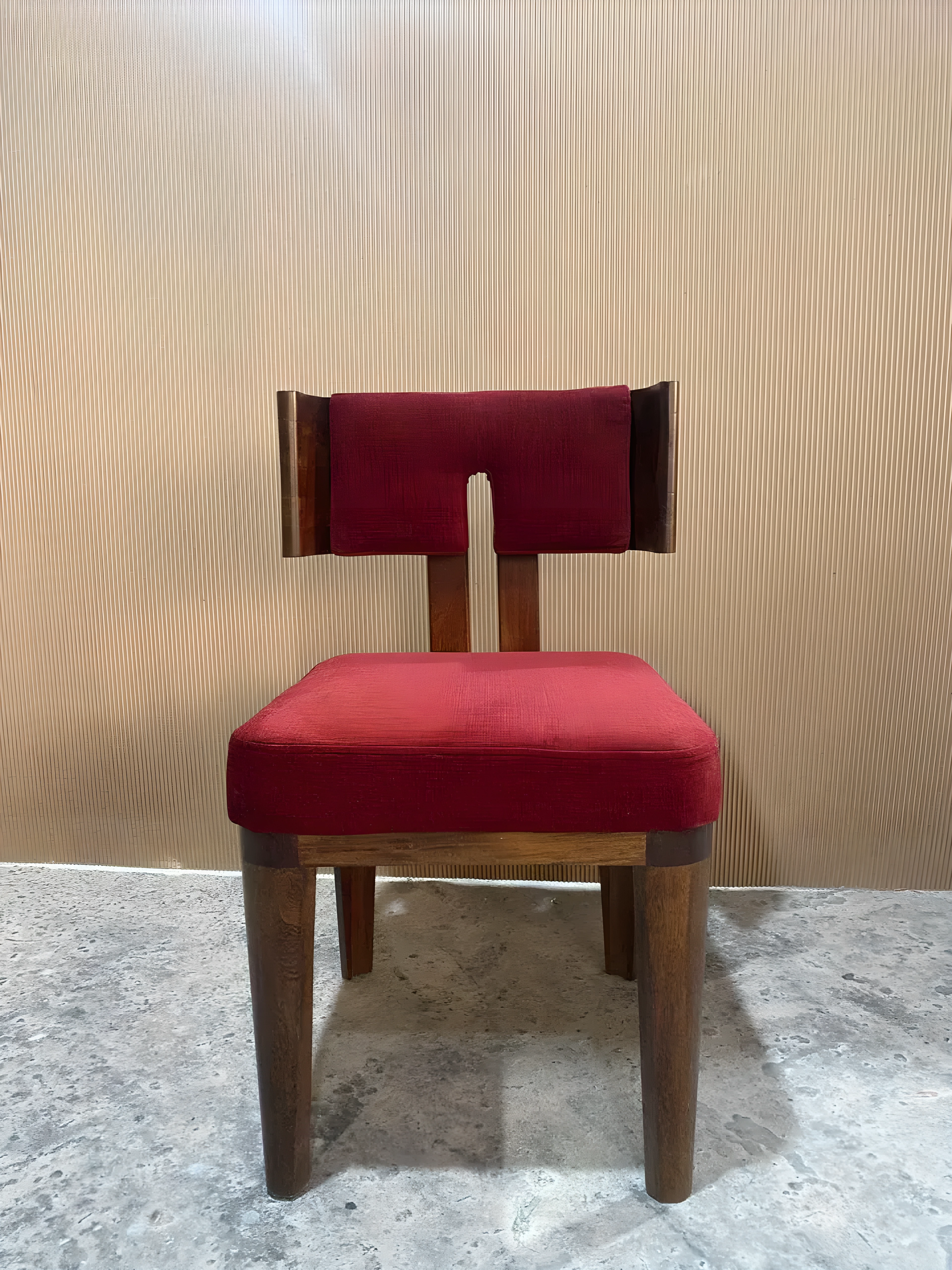 Silla de comedor en nogal con respaldo curvo ergonómico y tapiz rojo, diseño contemporáneo