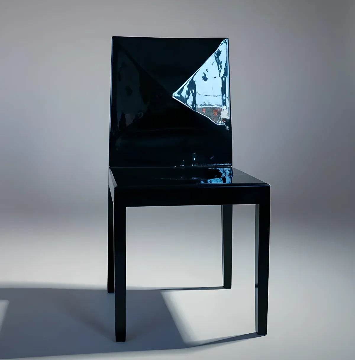 Silla de diseño exclusivo laca negra y respaldo facetado diamante, pieza de arte funcional