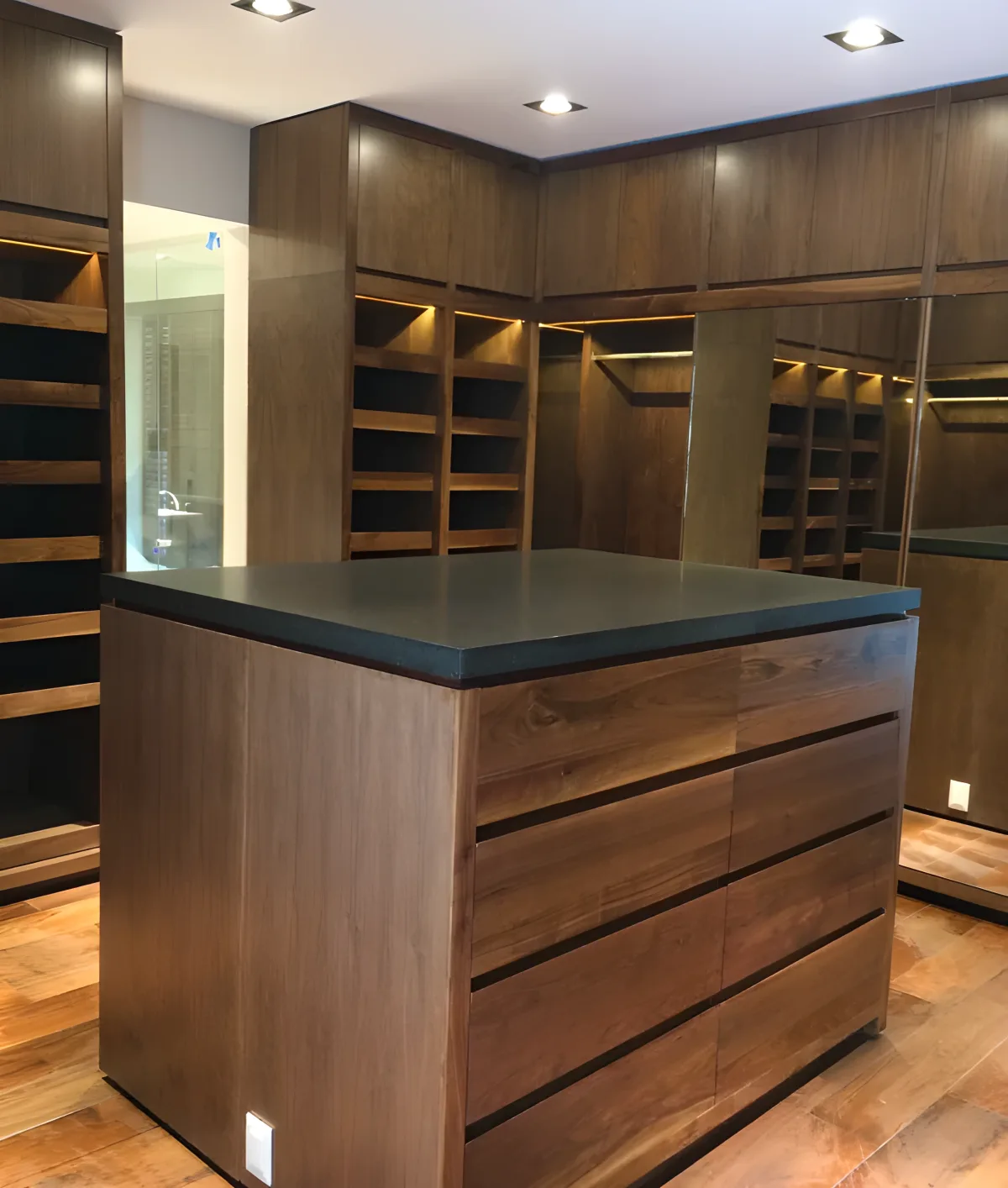 Vestidor de lujo en nogal americano con isla central y piedra negra